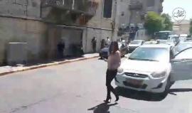 #شاهد قوات الاحتلال تعتقل شاب فلسطيني بعد ملاحقة سيارته في القدس المحتلة .