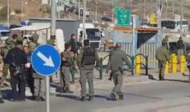 فيديو من مكان الحدث .. 

الاحتلال يطلق النار على فلسطيني عند حاجز "تفوح" جنوب نابلس بحجة محاولة تنفيذ عملية طعن