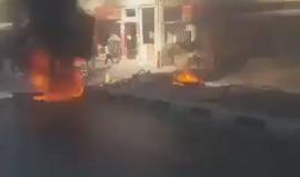 #شاهد .. شبان يشعلون الإطارات ويغلقون شارع القدس في مدينة نابلس  احتجاجا ً على قتل الشاب ضياء مرشود وإصابة آخرين برصاص أجهزة السلطة الأمنية .