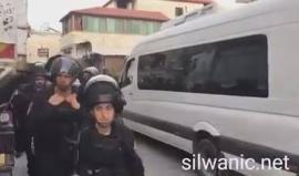 #شاهد فرار جنود الاحتلال بعد رشقهم بزجاجة حارقة في قرية العيساوية بالقدس يوم أمس