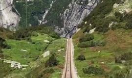 تجربة تحبس الأنفاس وثِّقت بتقنية "تايم لابس" فوق إحدى السكك الحديدية الواصلة بين جبال مقاطعة بِرن في #سويسرا

هل لديك الجرأة لتجربتها؟