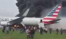 #شاهد 20 مصابـًا خلال إجلاء ركاب طائرة تابعة لشركة الخطوط الجوية الأميركية "أميركان إيرلاينز"، بعد اشتعال النيران فيها على مدرج مطار أوهير الدولي في شيكاغو أمس
