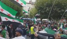 #شاهد : مظاهرة للاجئين السوريين بمدينة فرانكفورت بالمانيا نددت بمجازر الأسد وطالبت بالإفراج عن المعتقلين