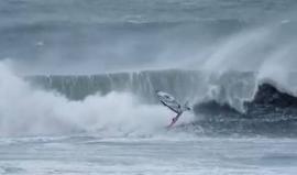 عندما تكون الأمواج هائجة.. لن تستطيع مقاومتها !