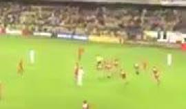 في نهاية مباراة تشيلي وكولومبيا.. أحد الجماهير ينزل إلى أرض الملعب والأمن يلاحقه