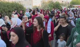 تسعة عشر عاماً وسكان بلدة بيت صفافا يقيمون افراحهم واتراحهم بين الأردن والأراضي المحتلة، عقب تقسيم قريتهم ومحاولة تغيب طابعها الفلسطيني بإحاطتها بالمستوطنات الاسرائيلية.
تقرير دانا أبو شمسية