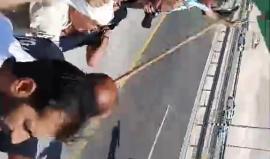 #مباشر  إنطلاق مظاهرة باتجاه الشارع الرئيسي في الخان الأحمر عقب انتهاء صلاة الجمعة احتجاجًا على قرار الهدم التعسفي.

تصوير عزالدين الحواري