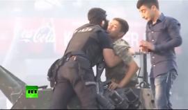 الفيديو كامل .. ماذا فعل الأتراك بهذا الجندي عندما طلب المساعدة والاستسلام؟