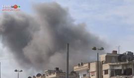 الطيران الحربي يقصف المنازل السكنية بالصواريخ المظلية في #حي_الوعر المحاصر بـ #حمص