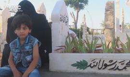 #شاهد | هكذا استقبلت عائلة وأطفال الشهيد أحمد عساف أول عيدٍ لهم بعيدين عنه، والذي استشهد في الخامس من رمضان بقصفٍ لطائرات النظام على طريق الكاستيلو أثناء محاولته إدخال موادٍ غذائية لسكان مدينة حلب.
تصوير: عبد الرحمن إسماعيل