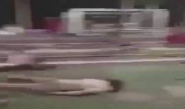 سيدة عربية تبحث بين الجثث بعد #هجوم_نيس الفرنسية وتصرخ "وين بنتي" 
أظهر مقطع فيديو جديد لهجوم مدينة نيس الفرنسية سيدة عربية، وهي تبحث عن ابنتها بين ضحايا الهجوم الذي خلف 84 قتيلا، بعد أن صدمت شاحنة المجتمعين هناك.