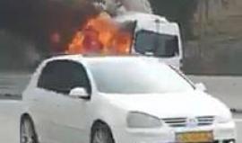 احتراق سيارة "اسرائيلية" على طريق القدس - تل أبيب