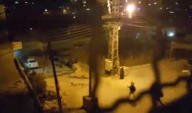 #شاهد 
القاء قوات الاحتلال لقنابل الصوت بعد مهاجمة مستوطنين منازل المواطنين في منطقة حارة جابر قرب المسجد الإبراهيمي في الخليل