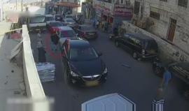 #شاهد فلسطينيون يرشقون سيارة مستوطن بالحجارة رفضا لدخوله أحد شوارع القدس المحتلة