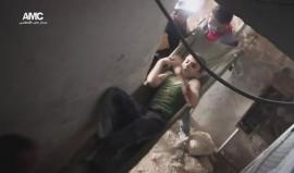 #شاهد: انقاذ طفل على قيد الحياة من تحت أنقاض منزل عائلته المدمر في #حي_المشهد #حلب 
تصوير: عامر أبو شام