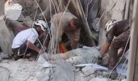 #شاهد
ننصح عدم مشاهدة الأطفال "+18" 
مركز #حلب الإعلامي: مشاهد قاسية لانتشال جثة رجل مسن ارتقى جراء القصف الجوي بصاروخ على حي سيف الدولة عصر السبت.
تصوير ثائر محمد