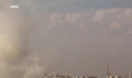 هكذا تسقط المظلات المتفجرة على أحياء #حلب المحاصرة ! 
تصوير: أبو تيم الحلبي