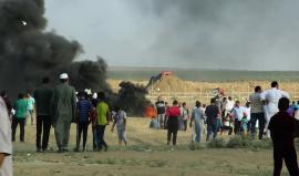 #شاهد وصول المتظاهرين إلى بوابة كارني شرق غزة وسحب السياج الفاصل خلال فعاليات #جمعة_الخان_الأحمر