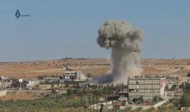 لحظة إلقاء الطيران المروحي البراميل المتفجرة على حي «الراشدين» بحلب