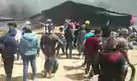 #شاهد متظاهرين يقومون بانشاء ساتر على الخط الزائل شرق غزة تصوير عبد الرحمن الكحلوت