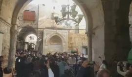 #شاهد .. مستوطنون يشكلون حلقات رقص وغناء استفزازية عند باب السلسلة للمسجد الأقصى المبارك . 
#القدس_عاصمة_فلسطين