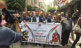 #شاهد  نقابة الصحفيين تنظم جنازة رمزية للشهيد الصحفي أحمد أبو حسين في رام الله، بالتزامن مع تشييع جثمانه في غزة .