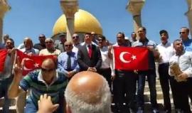 #شاهد بحضورالسفير التركي .. 
وقفة تضامنية مع تركيا بعد صلاة الجمعة في المسجد الأقصى المبارك .

تصوير محمد ذياب