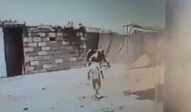 لحظات مرعبة لجنود عراقيين يمنعون انتحاريّاً من تفجير نفسه وسط حاجز عسكري في محافظة الأنبار غربي العراق