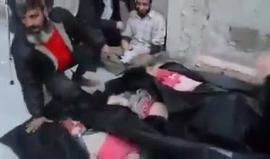 أب سوري يودع أطفاله الثلاثة بعد أن فقدهم جراء قصف على معرة مصرين بريف #إدلب