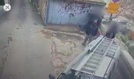 #شاهد 
 مستوطنون يعتدون على شبان فلسطينيين أمام ناظر جنود الاحتلال في بلدة سلوان في القدس المحتلة.