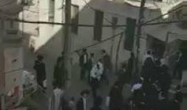 #شاهد شرطة الاحتلال تنقذ 3 جنود "اسرائيليين" دخلوا كنيس يهودي في منطقة "شعاريم" بالقدس المحتلة وسط تجمع العشرات من الحريديم