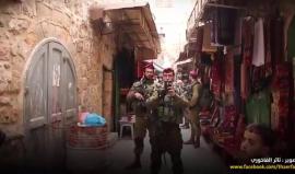 #شاهد 
جنود الاحتلال يمنعون المواطنين من المرور من البلدة القديمة في الخليل لتأمين مسيرة للمستوطنين.
تصوير ثائر الفاخوري