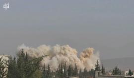 #شاهد| قصف عنيف بالبراميل المتفجرة على مخيم خان الشيح بريف #دمشق