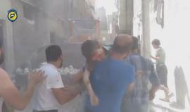 لحظة انتشال طفل من تحت الأنقاض جراء القصف على حي بستان القصر في #حلب