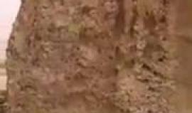 فيديو - مسن ينزل عن سفح جبل مرتفع دون الحاجة لمساعدة!