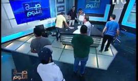 #شاهد| ضرب مفتي أستراليا بـ"الجزمة" على قناة مصرية

اعتدى محام مصري على مفتي أستراليا مصطفى راشد، خلال استضافتهما على فضائية "ltc"، مساء الاثنين.

وتطوّر نقاش حاد بين المحامي نبيه الوحش، وبين مصطفى راشد، إلى شتائم متبادلة، قبل أن يقوم الوحش بخلع حذائه وضر