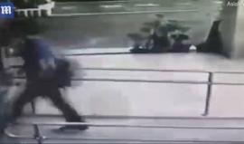 فيديو صادم.. يدخل مركز شرطة مع جثة طفلته ويكشف معلومات غريبة

نشرت صحيفة "ديلي ميل" البريطانية مقطع فيديو "صادم" لأب جلب جثة رضيعته، التي قتلها قبل 12 عاما، إلى مركز للشرطة في تايوان.
ووفق ما ذكرته الصحيفة، فإن الأب قتل طفلته حين كانت رضيعة وعمرها لا يتعد