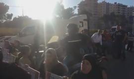 #شاهد ما قالته أمهات الأسرى المضربين لليوم الـ38 على التوالي خلال إغلاق شارع قلنديا شمال القدس المحتلة، قبل قليل.