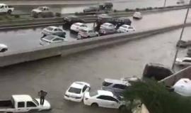 أمطار غزيرة تهطل على #جدة السعودية تعرقل الحركة المرورية