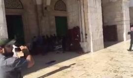 جانب من تصدي المصلين لقوات الاحتلال التي حاصرت المصلى القبلي في المسجد الأقصى