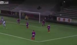 لاعب سويدي يحتفل بتسجيلة هاتريك بطريقة مضحكة .. إلا أن الحكم قام بطرده !