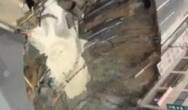 #شاهد انهيار أرضي كبير في أحد شوارع اليابان يعطل حركة المرور ويقطع التيار الكهربائي