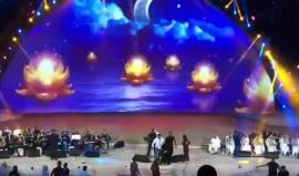 امرأة سعودية تقتحم خشبة المسرح وتعانق المغني ماجد المهندس ومحكمة سعودية تقضي بحبسها عامين ودفع غرامة 100 ألف ريال بتهمة "تحرش برجل"