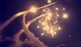 #شاهد
لحظة اعتراض الدفاع الجوي السعودي لصاروخ باليستي شرق #الرياض بعد اطلاقه من اليمن .