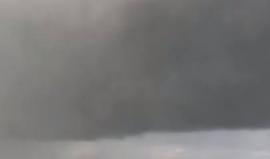 #شاهد أثاث الشقق السكنية يتطاير في أجواء ميامي الأمريكية جراء عاصفة ماطرة !