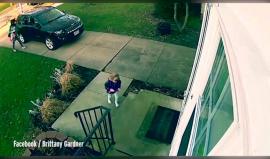 شاهد ماذا فعلت الرياح العاصفة في هذه الطفلة