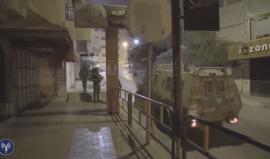 #شاهد قوات الاحتلال تقتحم منزل الشهيد أحمد غزال منفذ عملية الطعن في القدس المحتلة أمس وتغلق مكتبة في مدينة نابلس، فجر اليوم