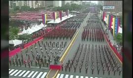 #شاهد محاولة اغتيال رئيس فنزويلا على الهواء مباشرة عبر حوامة مفخخة

نجى الرئيس وأصيب 7 من أفراد الأمن، وفق تقارير اعلامية