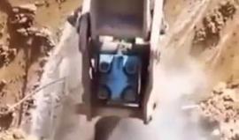 #شاهد عملية انقاذ لدب محاصر بين الصخور !