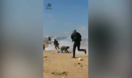 #شاهد لحظة إلقاء طائرة مسيرة للاحتلال قنابل الغاز على رؤوس المتظاهرين شرق مدينة غزة، خلال فعاليات #مسيرة_العودة_الكبرى السلمية. 
تصوير أحمد الهيثم